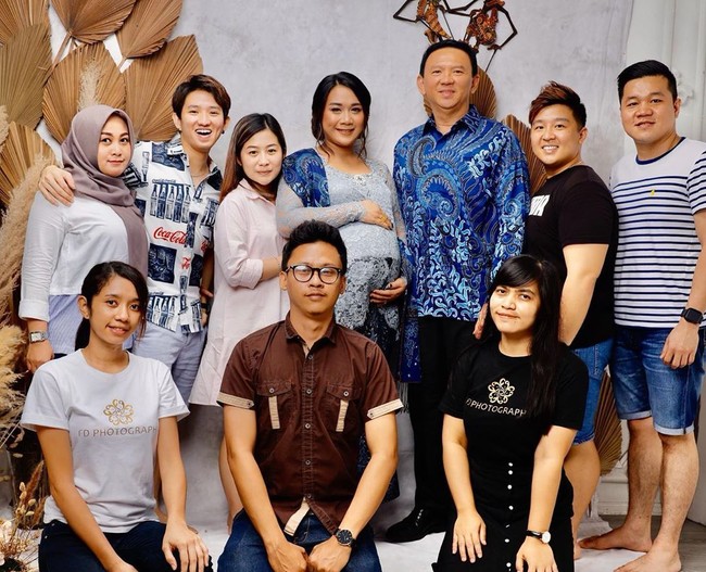 Hamil tua, Puput melakukan pemotretan maternity pada awal Desember 2019. Hal itu diketahui dari jasa fotografer yang digunakan Puput dan Ahok, FD Photography. Tim mereka mengunggah momen kebersamaan mereka saat pemotretan. Terlihat Puput mengenakan kebaya biru, senada dengan batik yang digunakan sang suami. Foto: Instagram/FD Photography