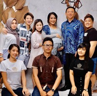 Hamil tua, Puput melakukan pemotretan maternity pada awal Desember 2019. Hal itu diketahui dari jasa fotografer yang digunakan Puput dan Ahok, FD Photography. Tim mereka mengunggah momen kebersamaan mereka saat pemotretan. Terlihat Puput mengenakan kebaya biru, senada dengan batik yang digunakan sang suami. Foto: Instagram/FD Photography