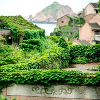 Bagi para wisatawan yang tertarik berkunjung pastinya harus menyiapkan diri untuk melakukan pendakian-pendakian karena desa Houtouwan dipenuhi dengan medan berbukit dan jalan setapak. Merasa tertantang untuk mencobanya? Foto: Johannes EISELE / AFP