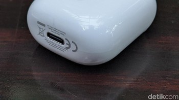 Untuk mengisi daya Realme Buds Air, case-nya dapat mengisi dengan wireless charging pad 10W atau melalui pengisi daya USB-C Foto: Adi Fida Rahman/detikINET