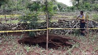 Tariyo mengaku bahwa munculnya lubang menganga di lahan pertanian warga bukan kali pertama terjadi. Pada tahun 2017 juga terjadi hal serupa di dusunnya. Bhabinkamtibmas Desa Karangawen, Bripka Eko Prasetyo, menambahkan pemasangan garis polisi pada lokasi lubang di ladang dilakukan usai koordinasi Polsek Girisubo dengan pemerintah desa dan dusun setempat.