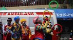 Aksi Badut Hibur Anak-anak Korban Banjir Jakarta