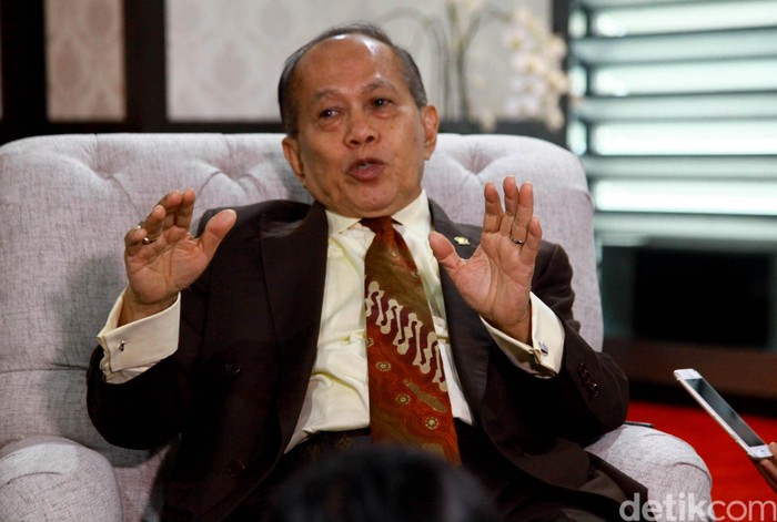 Wakil Ketua MPR Syarif Hasan memberikan keterangan pers di hadapan awak media. Ia angkat bicara terkait persoalan di perairan Natuna.