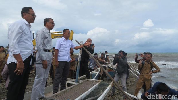 Noval Dwhinuari Anthony/ detikcom/  Gubernur Sulawesi Selatan (Sulsel) Nurdin Abdullah meninjau rumah warga di Kabupaten Takalar yang ambruk karena abrasi
