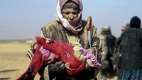 Januari 2019, seorang pria terlihat menggendong balita di dekat desa Baghoz di distrik Hajin, Suriah. Kekerasan yang terjadi di Suriah Utara dan timur menewaskan sedikitnya 32 anak-anak pada bulan pertama tahun ini. Setelah lebih dari 8 tahun konflik, situasi di Suriah menjadi salah satu krisis paling parah. Dan anak-anak harus membayarnya dengan harga yang mahal. Istimewa/UNICEF/Souleiman.