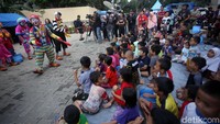 Setiap badut unjuk kebolehan di depan anak-anak korban banjir.