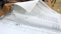 Petugas mengecek hasil suara saat simulai pengisian formulir hasil penghitungan di tingkat TPS.