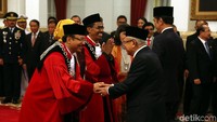 Selanjutnya acara dilanjutkan dengan pemberian ucapan selamat dimulai dari Presiden Jokowi dan Wakil Presiden Maruf Amin.