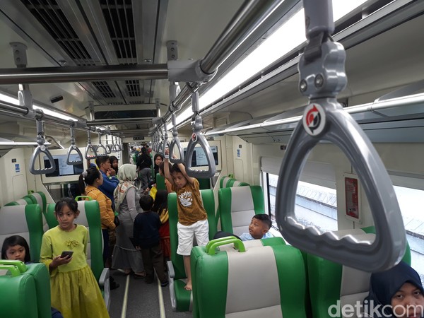 Jarak antara Stasiun Balapan hingga Bandara Adi Soemarmo terhitung sekitar 13,5 km. Jarak tersebut ditempuh selama 19 menit. (Bayu Ardi Isnanto/detikcom) Jarak antara Stasiun Balapan hingga Bandara Adi Soemarmo terhitung sekitar 13,5 km. Jarak tersebut ditempuh selama 19 menit. (Bayu Ardi Isnanto/detikcom)