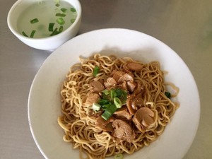 Gurih Enak Bakmi Terang Bulan yang Populer dari Palembang