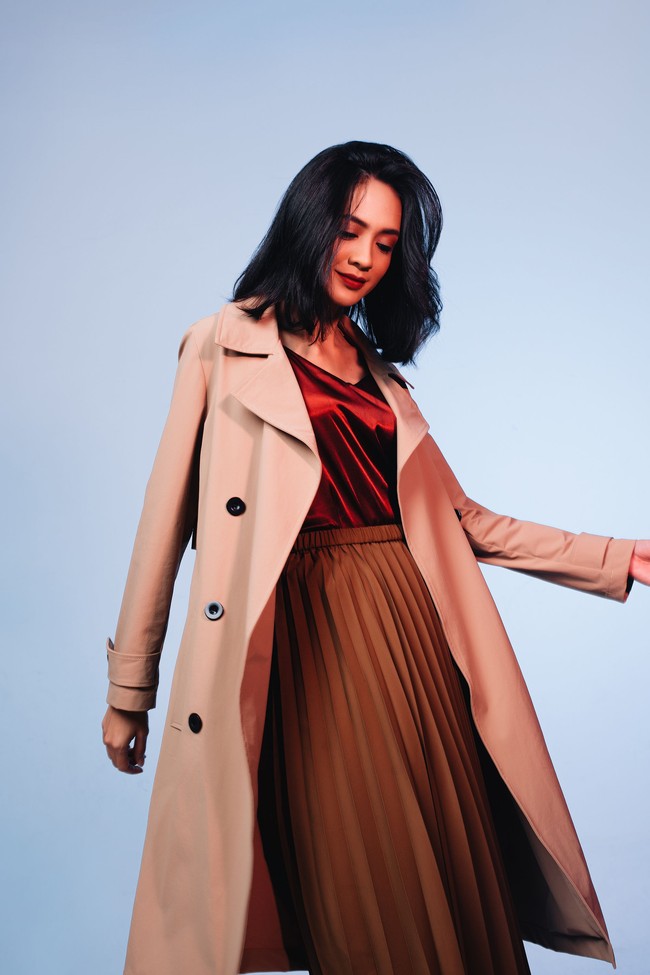 Para wanita karier di drama Korea identik dengan look yang feminin dalam balutan busana berwarna lembut dan monokrom. Tengok saja gaya Park Min Young di serial Whats Wrong with Secretary Kim atau Baek Jin Hee di Jugglers. Kombinasi atasan satin yang elegan dan rok pleats bisa jadi andalan. (Model: Agla Artalidia; Fotografer: Zaky Akbar; Stylist: Gita Ramadian; Makeup artist: Inez Febiola; Makeup: Pixy Make It Glow)