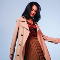 Para wanita karier di drama Korea identik dengan look yang feminin dalam balutan busana berwarna lembut dan monokrom. Tengok saja gaya Park Min Young di serial Whats Wrong with Secretary Kim atau Baek Jin Hee di Jugglers. Kombinasi atasan satin yang elegan dan rok pleats bisa jadi andalan. (Model: Agla Artalidia; Fotografer: Zaky Akbar; Stylist: Gita Ramadian; Makeup artist: Inez Febiola; Makeup: Pixy Make It Glow)