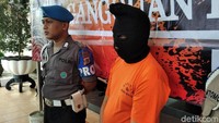 Bowo menuturkan, tersangka S sempat mengancam para korban agar perbuatannya tak diketahui. Jika mereka mengadu dan menceritakan apa yang dialaminya, maka mereka akan diberikan nilai C atau tak diluluskan oleh S.