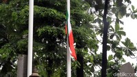 Bendera Iran pun nampak dikibarkan setengah tiang untuk menunjukkan masa berkabung di Kedubes Iran yang berada di Jakarta.