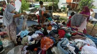 Kondisi rumah mereka yang sebelumnya terendam banjir membuat para warga terdampak banjir itu tak memiliki pakaian yang dapat digunakan untuk sehari-hari karena basah maupun rusak dan kotor akibat terendam banjir.