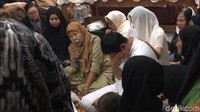 Vino G Bastian sedih sekali sang bunda meninggal dunia. Foto: Tangis Vino G Bastian Ditinggal Ibunda Selamanya. Hanif/detikHOT