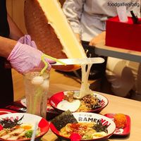 Dingin-dingin Enaknya Makan Ramen Keju yang Mulur Gurih di Sini