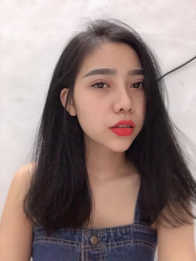 Wanita 22 tahun ini juga operasi kelopak mata, pembesaran payudara dan suntik filler pada bibir, dagu, pipi, serta injeksi pencerah kulit. Setelah tiga tahun menjalani berbagai prosedur kecantikan, ia kembali ke rumahnya dan membuat keluarganya syok. Foto: Facebook/Tran Vu Van Anh