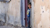 Pada bulan Mei 2019, seorang gadis berdiri di depan pintu pada sebuah bangunan di Al-Hasakeh, Suriah. Di Irak, Suriah dan tempat lain, ribuan anak-anak mendekam di kamp-kamp pengungsian. Anak-anak ini termasuk yang paling rentan di dunia karena hidup dalam kondisi mengerikan dan terus-menerus mendapat ancaman terhadap kesejahteraan mereka. Istimewa/UNICEF/Keder.