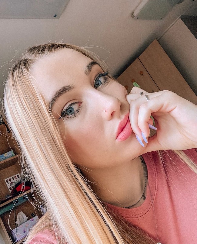 Sienna Santer adalah mahasiswa Harvard tahun kedua sekaligus seorang influencer dan YouTuber dengan ratusan subscriber. Berkat YouTube, wanita cantik tersebut mengaku bisa bayar kuliah dengan penghasilannya sebagai selebgram Foto: Instagram @siennasanter