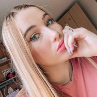 Sienna Santer adalah mahasiswa Harvard tahun kedua sekaligus seorang influencer dan YouTuber dengan ratusan subscriber. Berkat YouTube, wanita cantik tersebut mengaku bisa bayar kuliah dengan penghasilannya sebagai selebgram Foto: Instagram @siennasanter