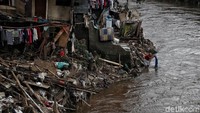 Sebagai salah satu kota besar, terlebih hingga kini masih menjadi Ibu Kota Indonesia, Jakarta memiliki sejumlah persoalan kompleks yang harus terus menerus dicarikan solusinya. Salah satunya adalah upaya penanggulangan banjir yang baru-baru ini kembali menarik perhatian publik.