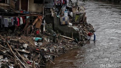 Naturalisasi atau Normalisasi? Tantangan Pemprov DKI Atasi Banjir