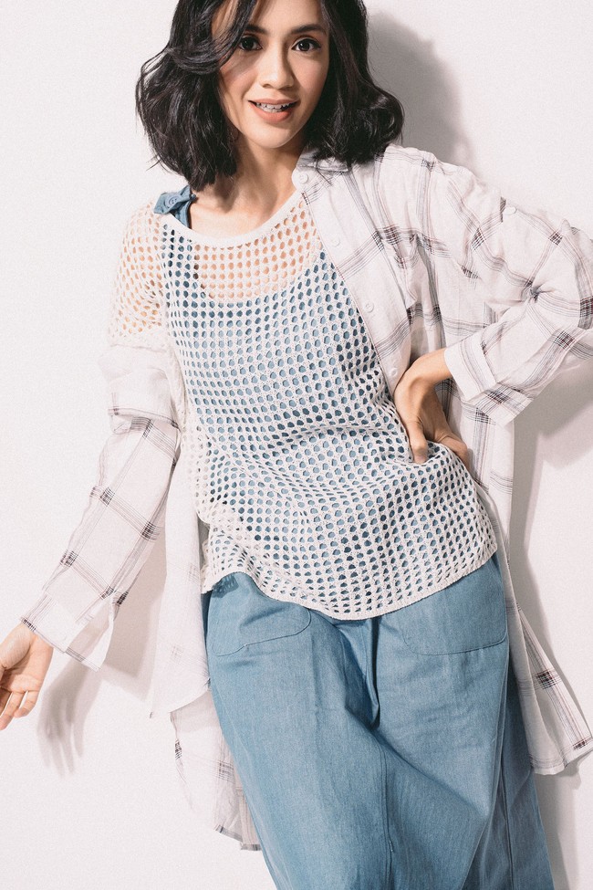 Punya oversized shirt bermotif kotak? Jadikan semacam outerwear untuk dress pilihan kamu. Buat tampilan yang lebih urban, tambahkan mesh atau baju jaring-jaring sebagai layering. And for the kicks, you can pick sneakers or boots. (Model: Agla Artalidia; Fotografer: Zaky Akbar; Stylist: Gita Ramadian; Makeup artist: Inez Febiola; Makeup: Pixy Make It Glow) 