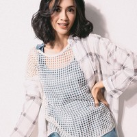 Punya oversized shirt bermotif kotak? Jadikan semacam outerwear untuk dress pilihan kamu. Buat tampilan yang lebih urban, tambahkan mesh atau baju jaring-jaring sebagai layering. And for the kicks, you can pick sneakers or boots. (Model: Agla Artalidia; Fotografer: Zaky Akbar; Stylist: Gita Ramadian; Makeup artist: Inez Febiola; Makeup: Pixy Make It Glow) 