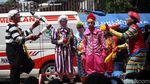 Aksi Badut Hibur Anak-anak Korban Banjir Jakarta