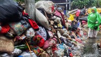 Sampah-sampah tersebut menumpuk dan menimbulkan bau tidak sedap.