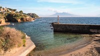 Namun pada mulai tahun 1920, Pulau Gaiola disebut terkutuk oleh masyarakat setempat. Hal ini didasari oleh kejadian mengerikan yang dialami oleh pemilik pulau, Hans Braun. (iStock)