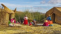 Tujuan awal pembuatan pulau apung ini adalah untuk menghindari konflik dengan suku lain. Lama-kelamaan pulau apung Uros justru jadi daya tarik sendiri bagi wisatawan. (iStock)