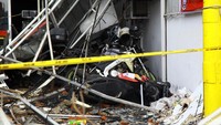 Sejumlah sepeda motor juga masih tertimbun puing beton dan besi di bagian halaman gedung.