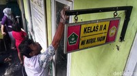 Hingga hari ini para guru masih sibuk membersihkan sekolah tersebut.