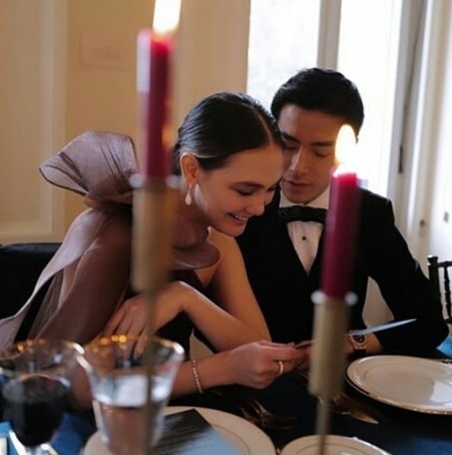 Inilah momen kedekatan Luna Maya dan Ryochin saat kondangan bareng di Yunani. Keduanya duduk berdekatan dan dipotret di antara cahaya lilin. Foto: Instagram