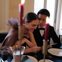 Inilah momen kedekatan Luna Maya dan Ryochin saat kondangan bareng di Yunani. Keduanya duduk berdekatan dan dipotret di antara cahaya lilin. Foto: Instagram