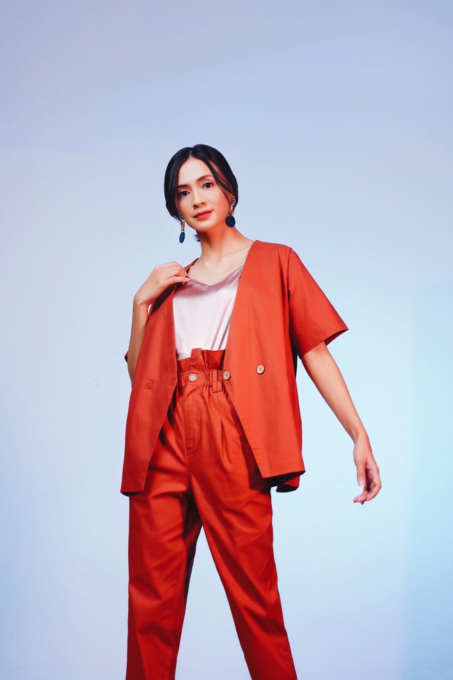 Untuk look yang lebih rileks tapi tetap formal, pilih busana yang berpotongan loose atau longgar. (Model: Agla Artalidia; Fotografer: Zaky Akbar; Stylist: Gita Ramadian; Makeup artist: Inez Febiola; Makeup: Pixy Make It Glow)