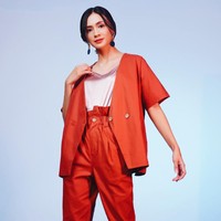 Untuk look yang lebih rileks tapi tetap formal, pilih busana yang berpotongan loose atau longgar. (Model: Agla Artalidia; Fotografer: Zaky Akbar; Stylist: Gita Ramadian; Makeup artist: Inez Febiola; Makeup: Pixy Make It Glow)