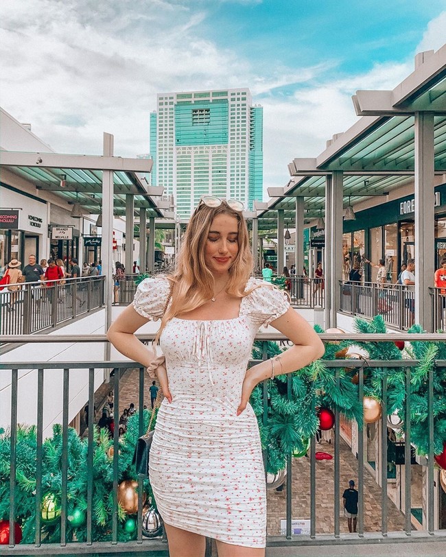 Mulai dari situ, ia mendapat banyak pengikut di YouTube dan Instagram. Menjadi selebgram, ia pun mengaku bisa membiayai kuliahnya sendiri. Itu membantuku membayar kuliah. Itu bagaimana aku membayar uang bayaran, semuanya, kata Sienna. Foto: Instagram @siennasanter