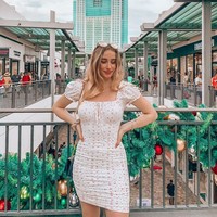 Mulai dari situ, ia mendapat banyak pengikut di YouTube dan Instagram. Menjadi selebgram, ia pun mengaku bisa membiayai kuliahnya sendiri. Itu membantuku membayar kuliah. Itu bagaimana aku membayar uang bayaran, semuanya, kata Sienna. Foto: Instagram @siennasanter