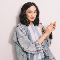 Its all about jeans or denim. Tren 2020 masih berporos pada segala sesuatu yang serba denim. Ini terbukti ketika Stella McCartney hingga Celine menyelipkan denim di koleksi Spring-Summer 2020 mereka. Untuk opsi, look dengan acid wash denim bisa jadi andalan. (Model: Agla Artalidia; Fotografer: Zaky Akbar; Stylist: Gita Ramadian; Makeup artist: Inez Febiola; Makeup: Pixy Make It Glow)