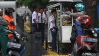 Meski begitu, Irwandi menegaskan tidak akan mengizinkan PKL berjualan di trotoar selain di Kramat Raya. Mereka akan ditindak jika ketahuan petugas Pemerintah Provinsi DKI Jakarta.