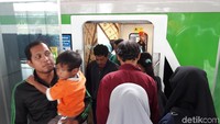 Kereta Api (KA) Bandara Internasional Adi Soemarmo (BIAS) Solo digratiskan selama dua bulan sejak dioperasikan perdana pada 29 Desember 2019 lalu. Masyarakat banyak memanfaatkannya untuk berekreasi. (Bayu Ardi Isnanto/detikcom)
