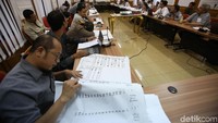 Petugas melakukan simulasi pengisian formulir hasil penghitungan suara di tingkat TPS