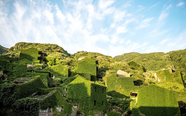 Selain itu, untuk sampai di desa Houtouwan ini kamu harus menempuh perjalanan berjam-jam, bahkan bisa sampai 36 jam dengan menggunakan kapal feri, bis, dan taksi. Tapi setelah sampai, kamu akan dimanjakan dengan suguhan pemandangan yang sangat indah. Foto: Johannes EISELE / AFP