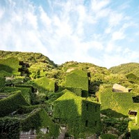 Selain itu, untuk sampai di desa Houtouwan ini kamu harus menempuh perjalanan berjam-jam, bahkan bisa sampai 36 jam dengan menggunakan kapal feri, bis, dan taksi. Tapi setelah sampai, kamu akan dimanjakan dengan suguhan pemandangan yang sangat indah. Foto: Johannes EISELE / AFP