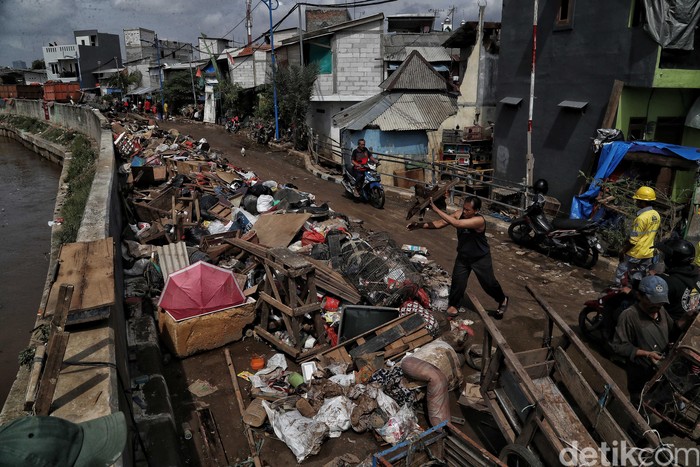 Naturalisasi atau Normalisasi? Tantangan Pemprov DKI Atasi Banjir