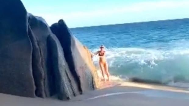 Sudah Pose Pakai Bikini, Model Seksi Ini Malah Dihantam Ombak
