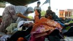Warga Korban Banjir Serbu Pakaian Gratis
